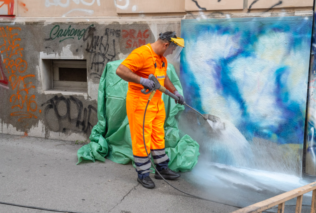akcija-uklanjanja-grafita-u-centru-grada-2